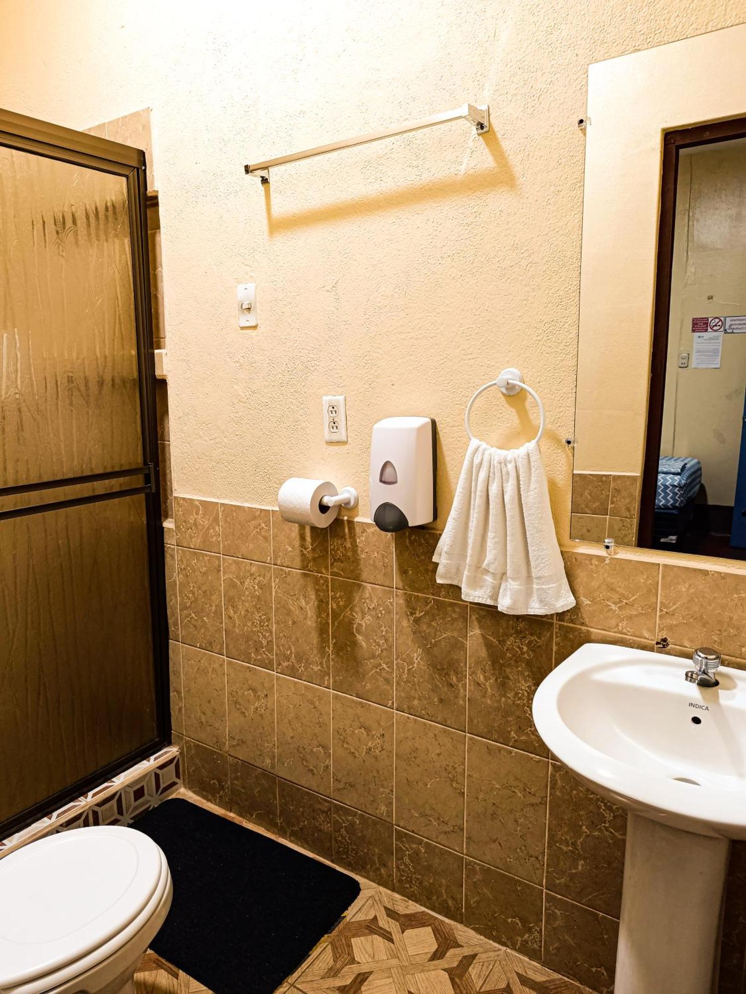 Hostal El Rio León 外观 照片